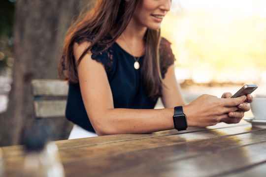 彼女はあなたの隣でスマホを触る?触らない?