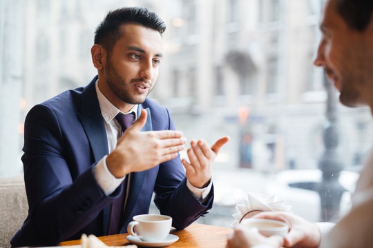 理想の言葉使いをしてる人の真似をする