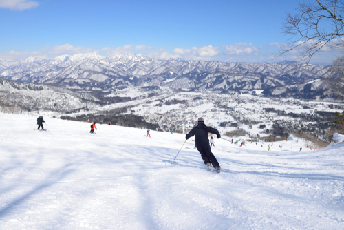 スキーをする風景
