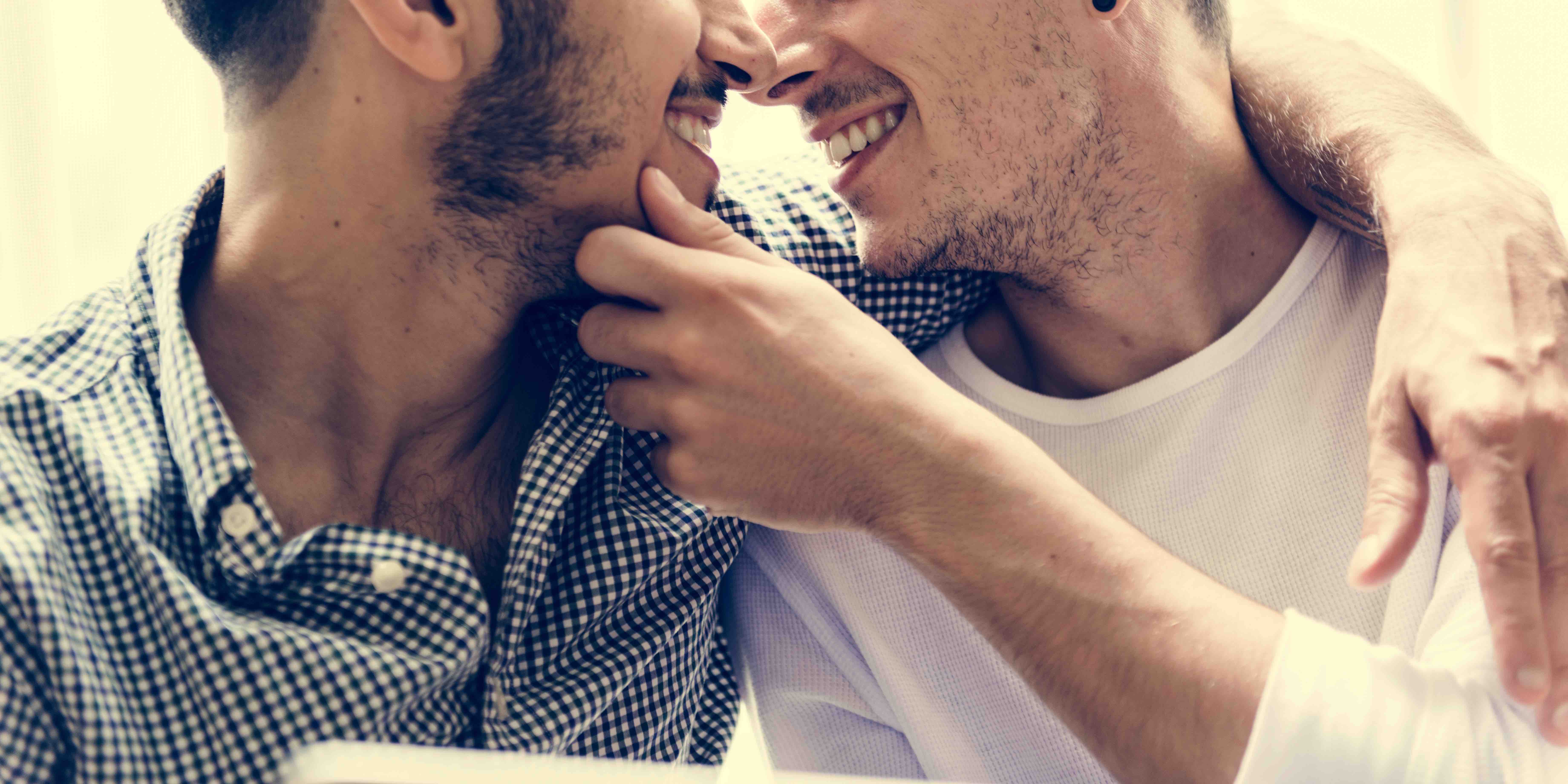 出会い系でゲイを見つけるには？ゲイにおすすめの出会い系アプリを紹介！