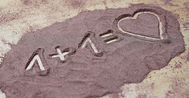 砂に書かれた「1＋1＝♡」の文字