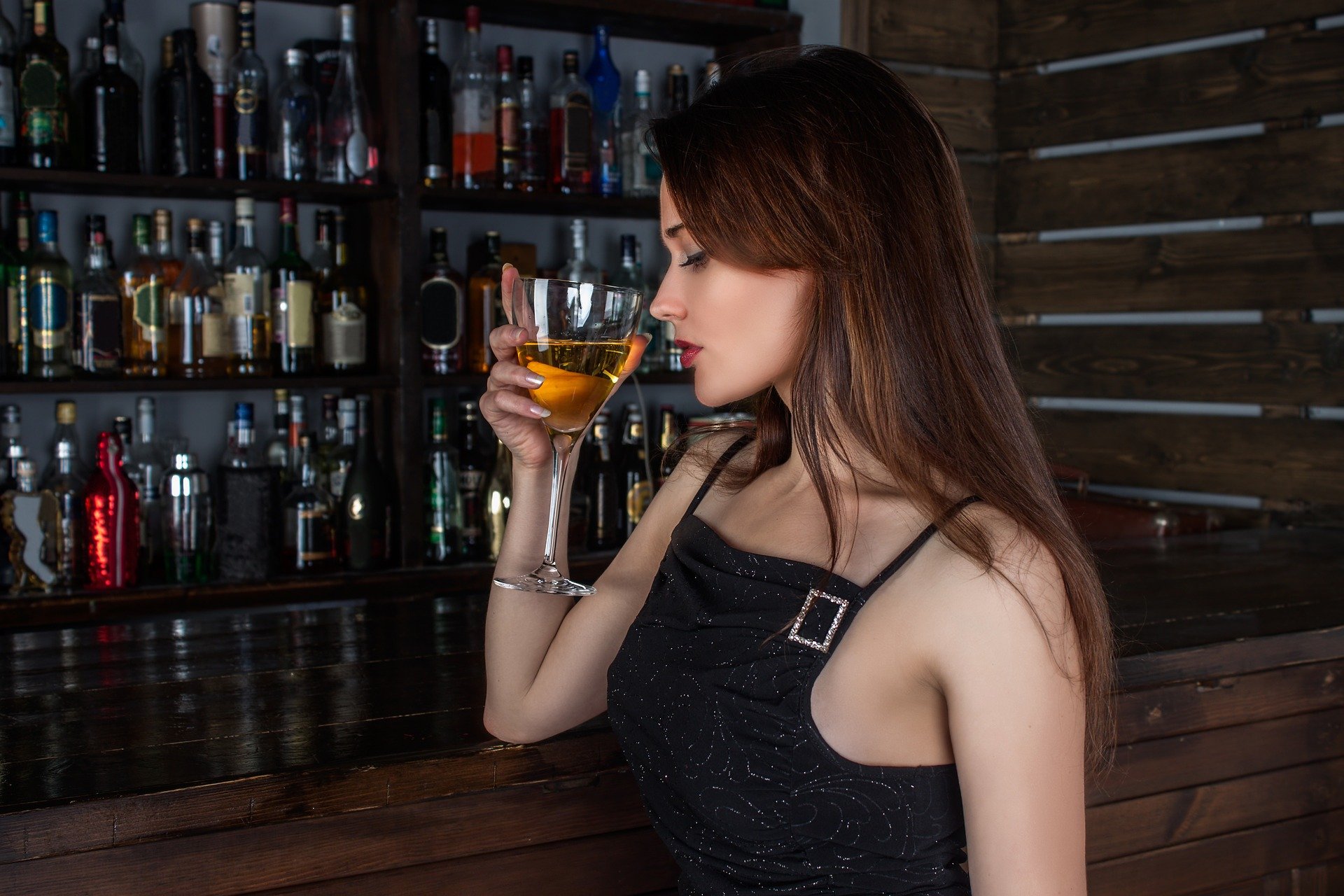 バーでドリンクを飲むセクシーな女性
