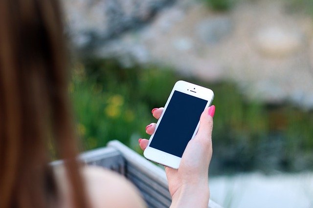 スマホを操作する女性