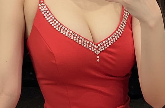 赤いドレスを着た女性