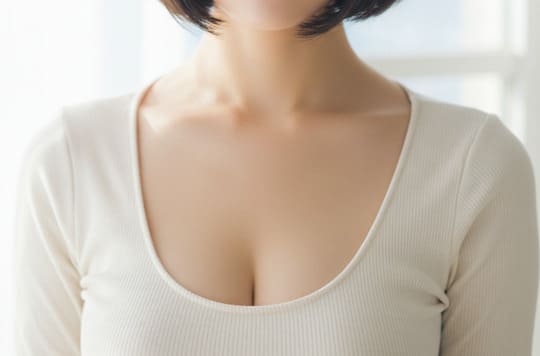 白い長袖を着た女性