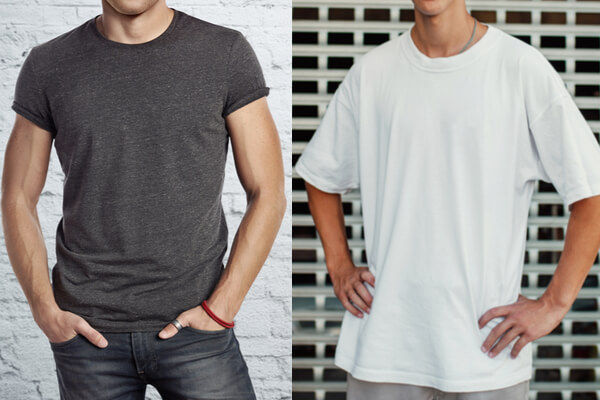 タイトなTシャツを着た男性とオーバーサイズのTシャツを着た男性