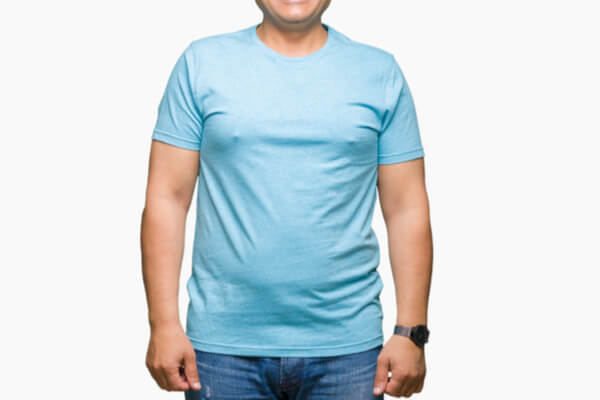 サイズのきついTシャツを着用した男性