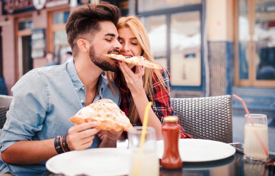 ピザを食べる男女
