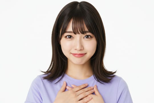 両手を胸に当てている女性