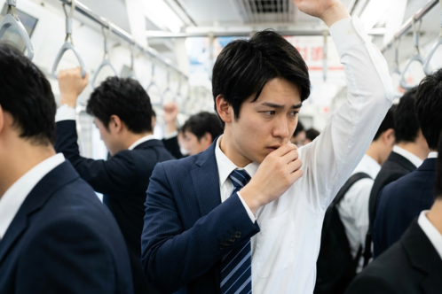 電車の中の男性