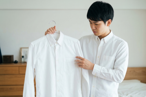 シャツを持っている男性